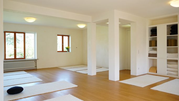 Ein Blick ins Yogastudio von hinten Yoga Gutschein, Yoga Saarbrücken, Yogastudio, Yoga Gruppenkurse, Online Yoga, Yoga Übung, Yoga Unterricht, Yoga Probestunde