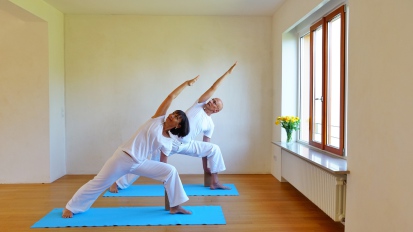 Yogalehrer beim Üben Yoga Gutschein, Yoga Saarbrücken, Yogastudio, Yoga Gruppenkurse, Online Yoga, Yoga Übung, Yoga Unterricht, Yoga Probestunde