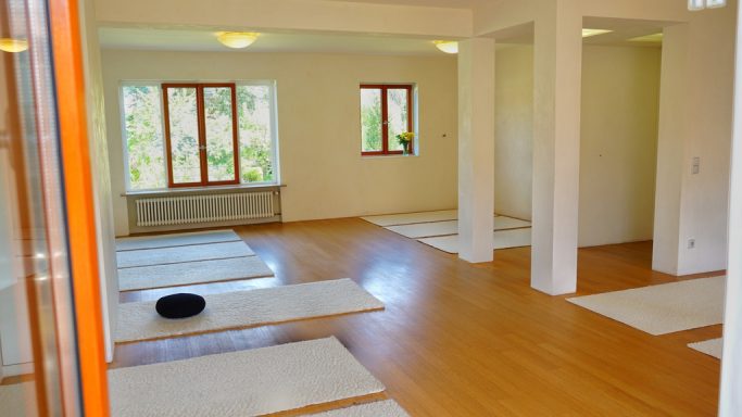 Ein Blick ins Yogastudio durch's Fenster Yoga Gutschein, Yoga Saarbrücken, Yogastudio, Yoga Gruppenkurse, Online Yoga, Yoga Übung, Yoga Unterricht, Yoga Probestunde