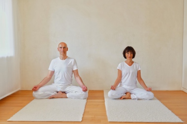 Yogalehrer Karin und Roman bei Meditation Yoga Gutschein, Yoga Saarbrücken, Yogastudio, Yoga Gruppenkurse, Online Yoga, Yoga Übung, Yoga Unterricht, Yoga Probestunde