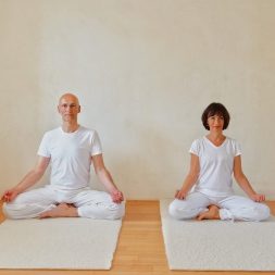 Karin und Roman im Yogastudio Yoga Saarbrücken, Yogastudio, Yoga Gruppenkurse, Online Yoga, Yoga Übung, Yoga Unterricht, Yoga Lehrer